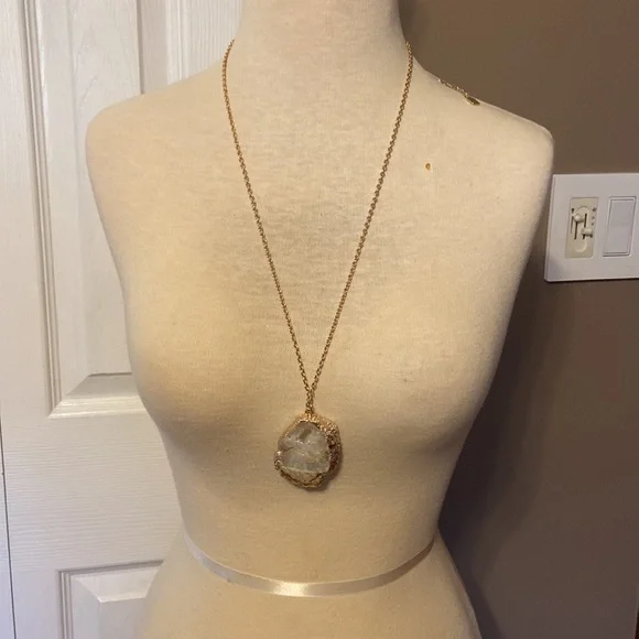 Beautiful white iridescent druzy necklace - Picture 3 of 9